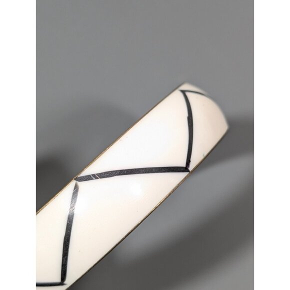 Vintage Brass Black White Zig Zag Inlay Bangle Bracelet Tribal Boho 8 in - Picture 4 of 11
